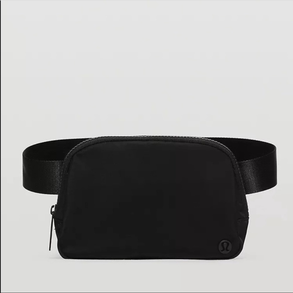 LAST ONE NWT Lululemon Everywhere Belt Bag in matte black Rare